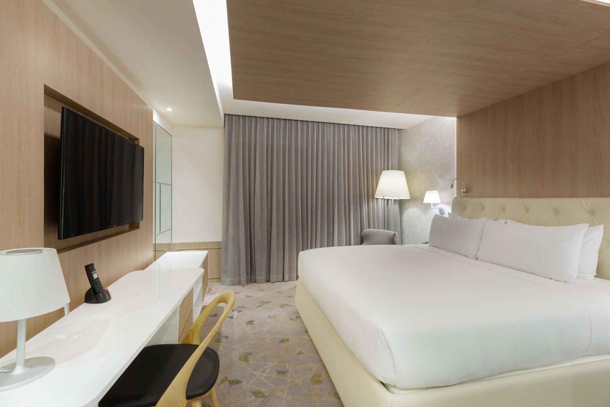 Habitación con cama extragrande.