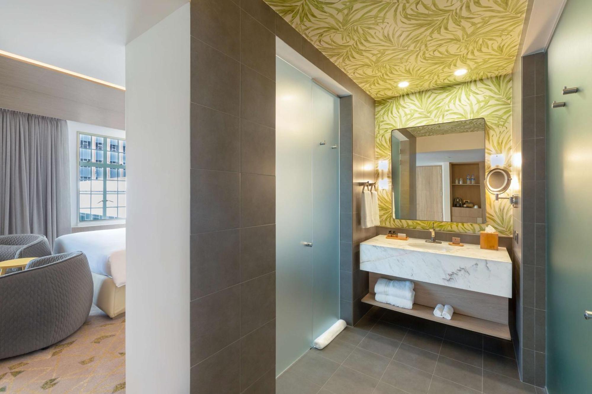 Suite Junior con cama extragrande y zona de estar