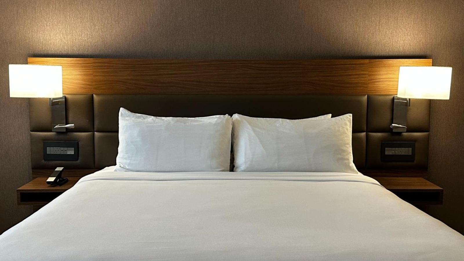 King Guest Room,1572806702:JPEG